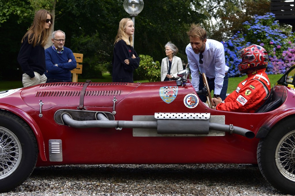 Ferrari-eksperten Kaj Bertelsen fra Viborg i stiller op med en Jaguar-Ferrari-Biondetti Spyder Corsa fra 1950. Bilen er kun bygget i et eneste eksemplar og deltog i det første italienske Grand Prix til Formel 1 VM på Monza i 1950.
(Foto: Michael Eisenberg)